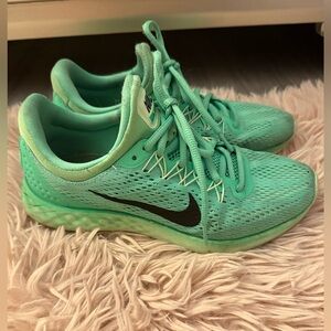 Nike womens Lunar Skyluxe green sneakers size 8